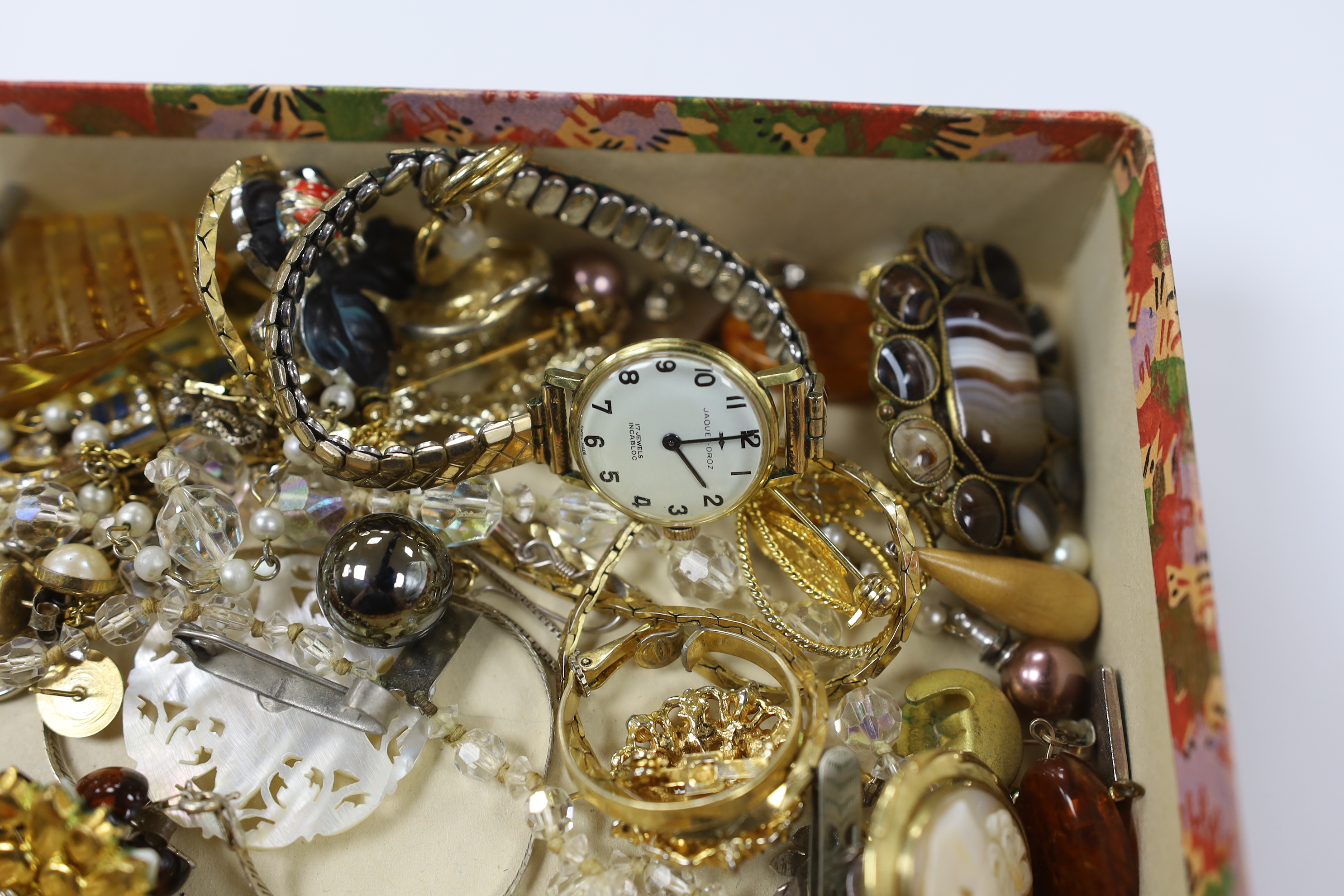 Assorted costume jewellery and wrist watches, including an agate set brooch.